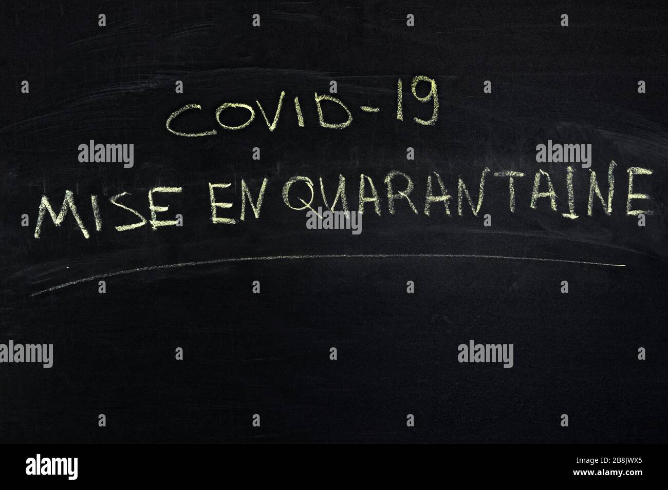 Französisches Wort: Quarantäne. Der Text auf der Kreideplatte. Gelbe Kreide Stockfoto