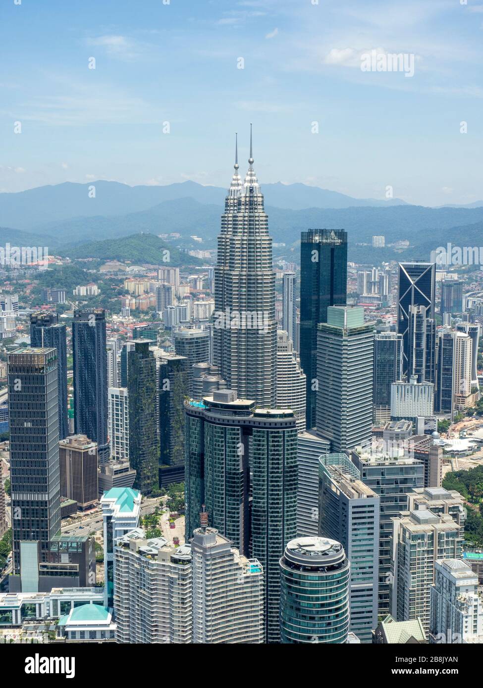 Petronas Twin Towers und Wolkenkratzer des Kuala Lumpur City Centre KLCC vom KL Tower in Kuala Lumpur Malaysia aus gesehen. Stockfoto