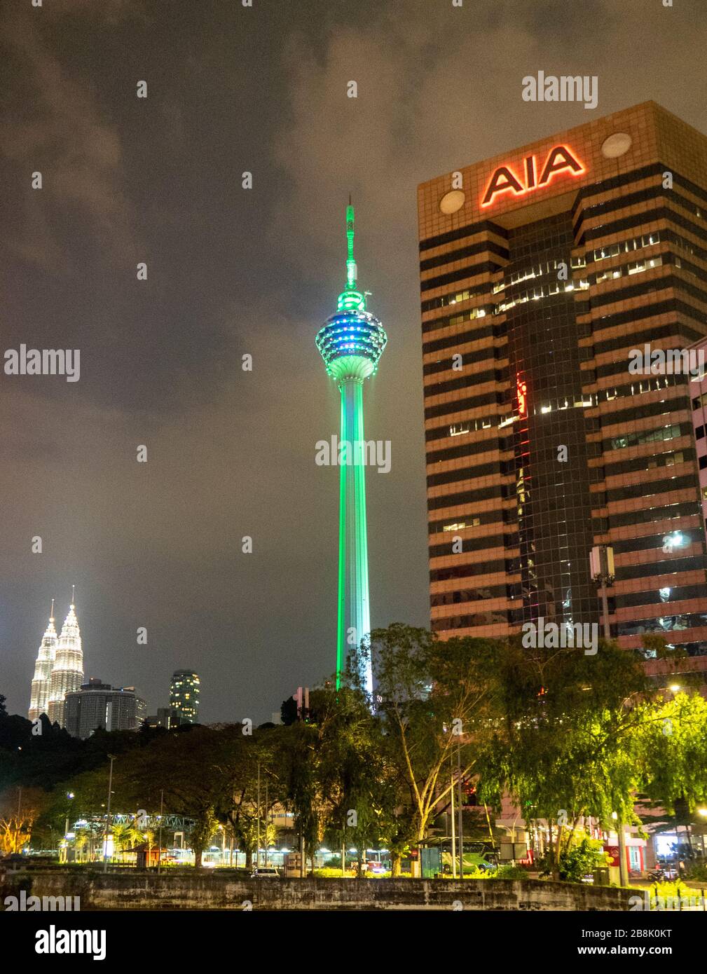 KL Towe, AIA Büroturm und Petronas Twin Towers im Hintergrund bei Nacht Kuala Lumpur Malaysia. Stockfoto