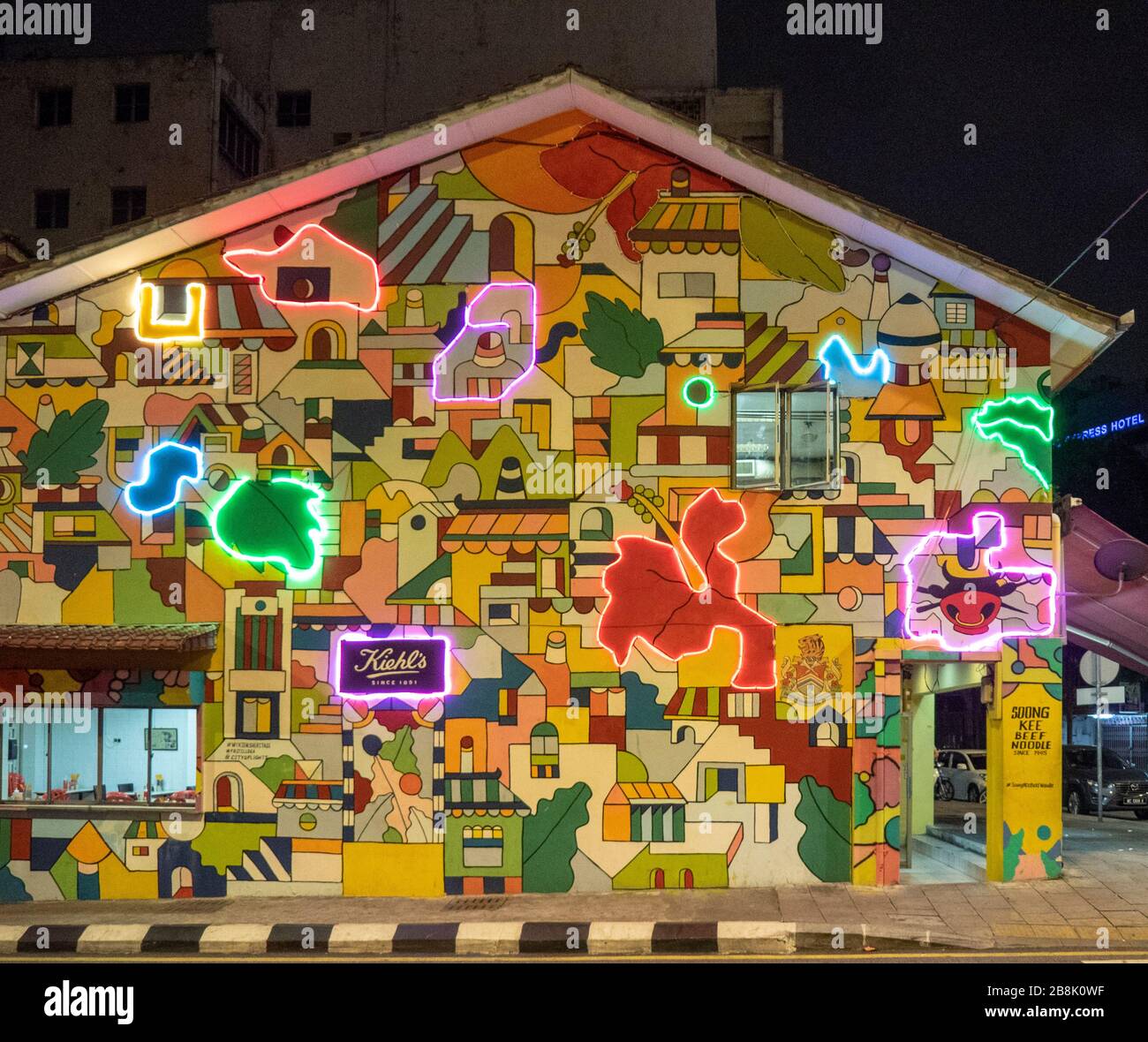 Neonlichter und Wandgemälde an der Seitenwand des Song Kee's Beef Noodles Restaurant im Zentrum von Kuala Lumpur Malaysia. Stockfoto