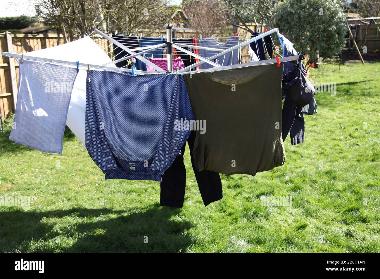 Rotationskleidungs-Airer trocknet im Frühjahr 2020 in einem britischen Garten Stockfoto