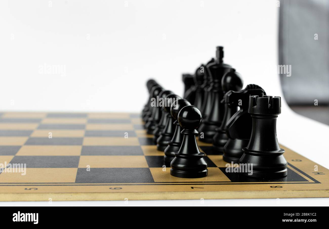 Schwarze Figuren auf dem Schachbrett Stockfoto