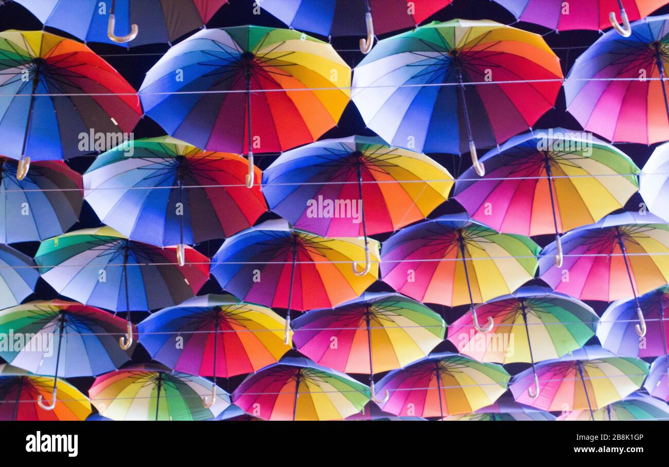 Bunte Regenschirme Stockfotos und -bilder Kaufen - Alamy