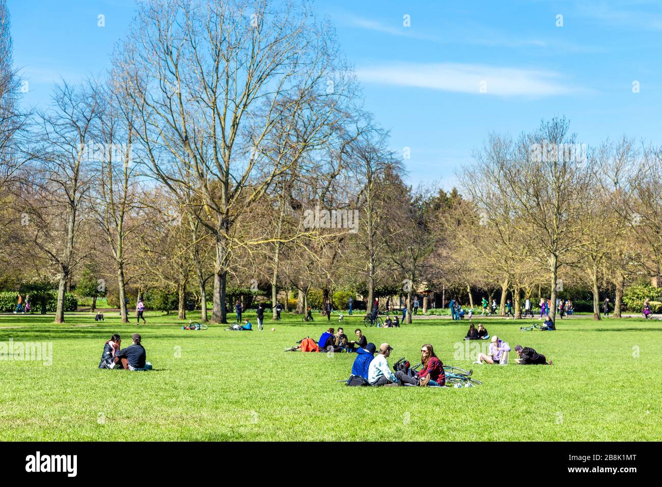 22. März 2020 - London, Großbritannien - globale Coronavirus Pandemie, große Gruppen von Menschen, die Victoria Park besuchen, obwohl die Regierung die Menschen dazu auffordert, zu Hause zu bleiben und soziale Distanzierungen zu üben, um die Ausbreitung des Coronavirus Covid-19 zu verhindern, Gruppen von Menschen, die Picknicks auf dem Gras im Park haben Stockfoto