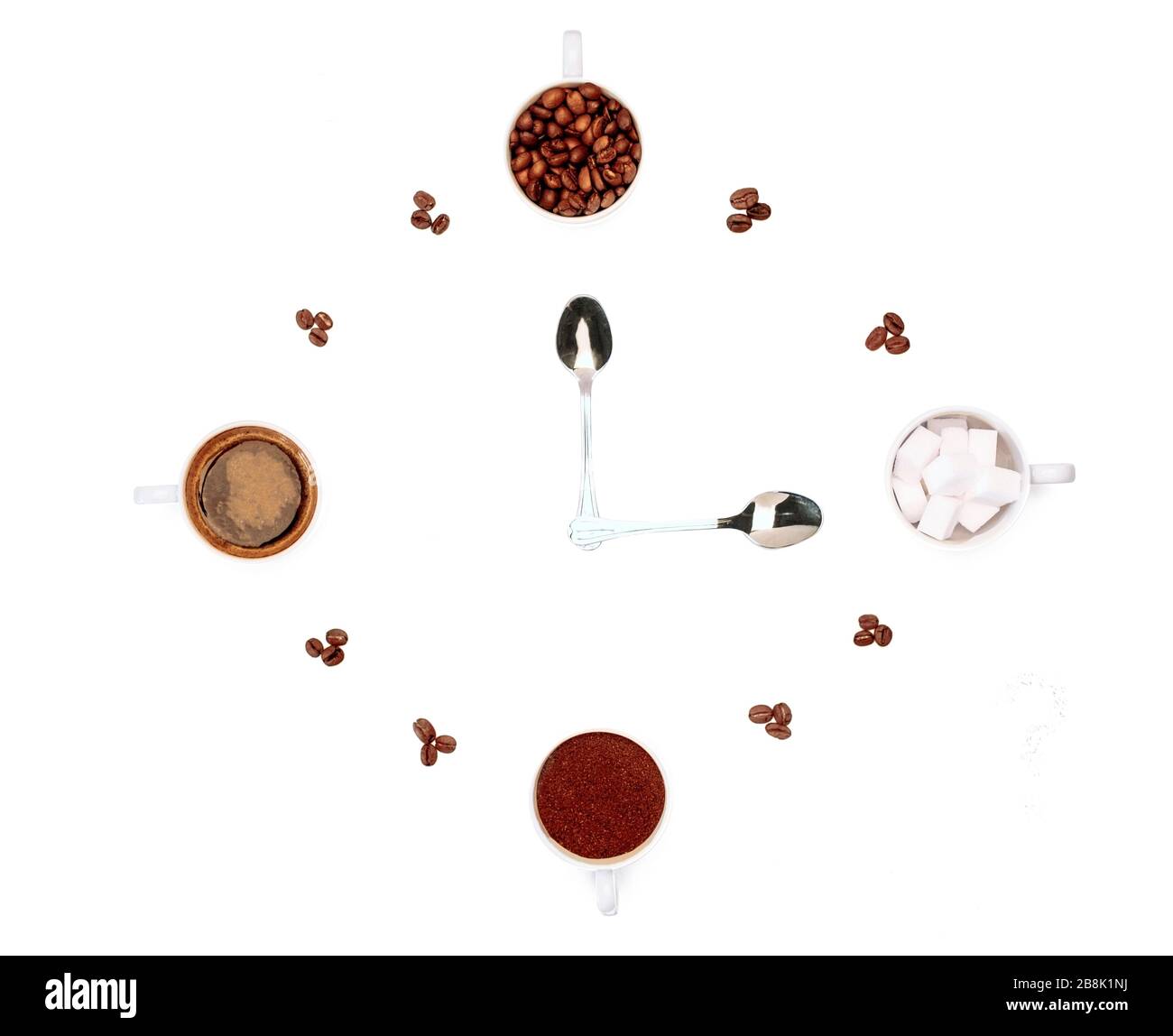 Kreative Stillleben von Kaffee und seinen Zutaten, die eine Uhr zeichnen Stockfoto