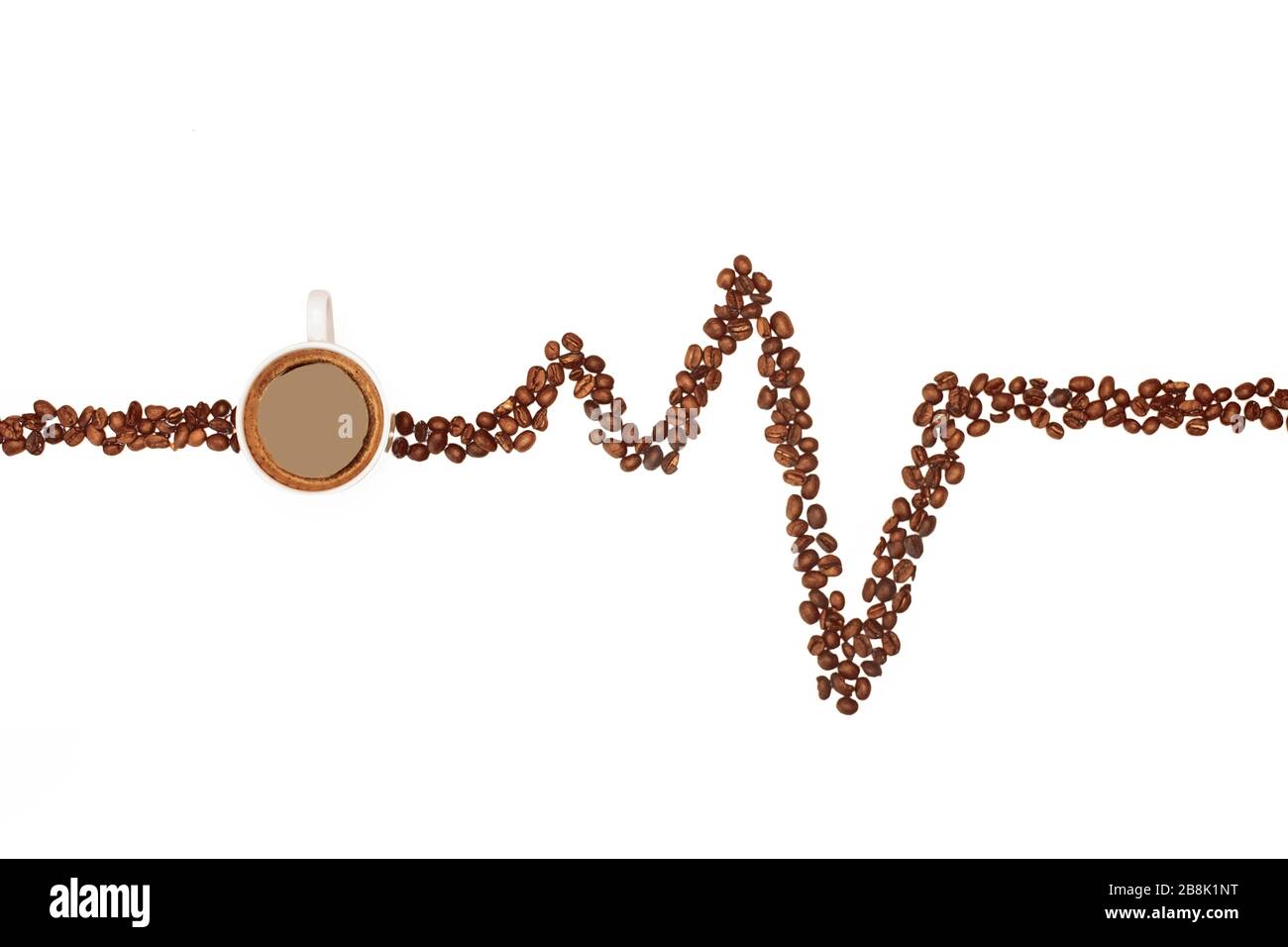 Kreative Stillleben von flüssigen und Kaffeebohnen, die ein Elektrokardiogramm zeichnen Stockfoto