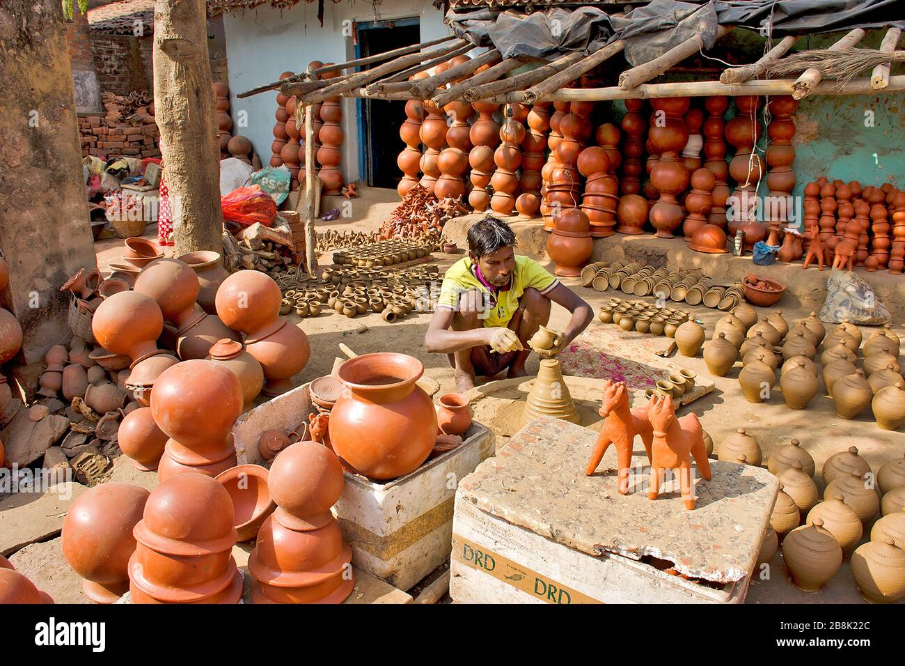 Ein männlicher Tonwarenkünstler, der Tontopf und Spielzeug in einer Werkstatt in Purulia macht Stockfoto