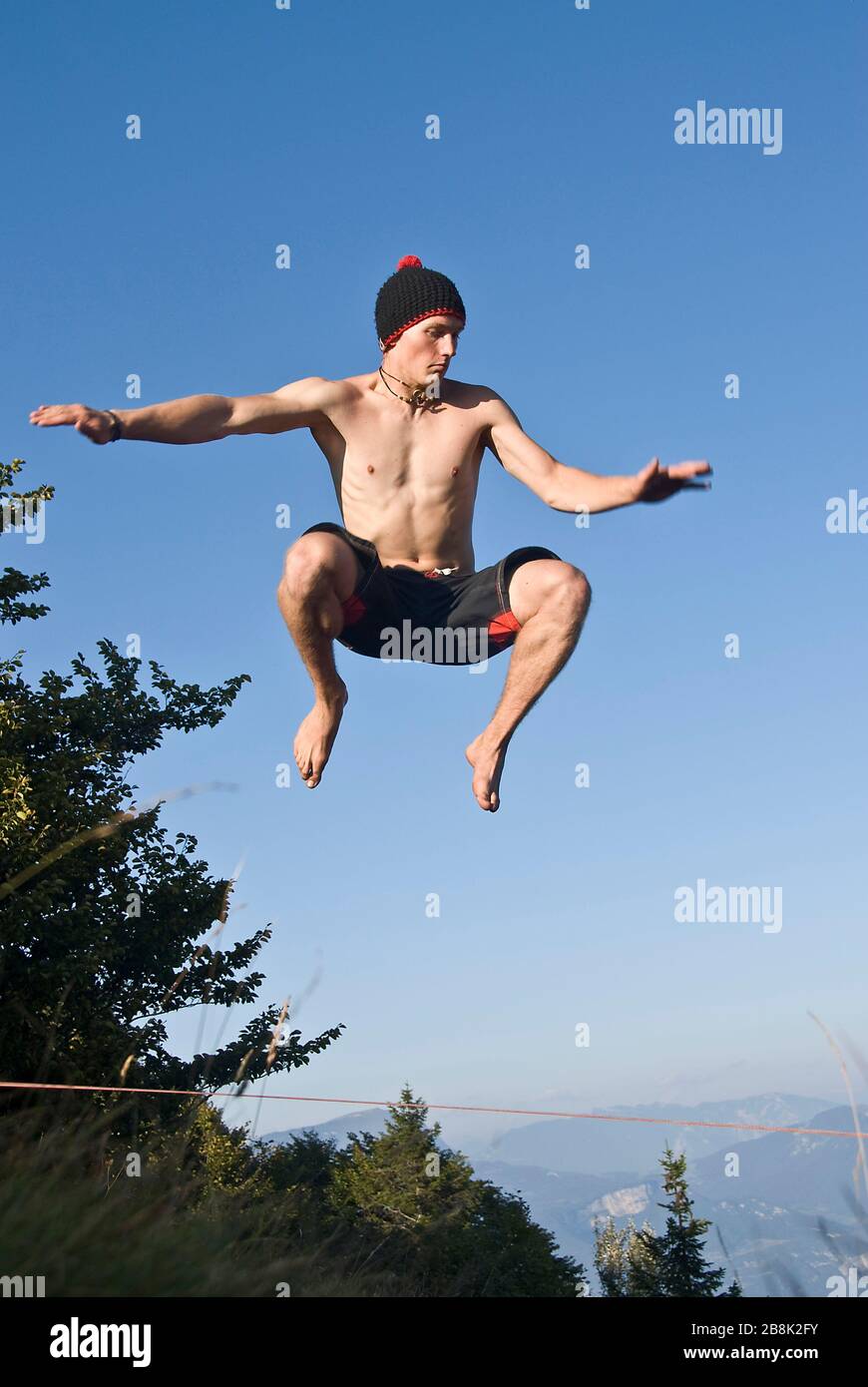 Man-Balancing auf Slackline Stockfoto