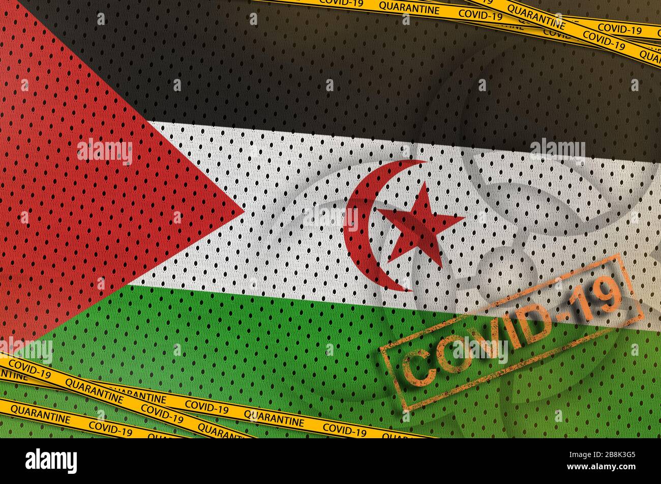 Flagge der Westsahara und Symbol für die Biogefährdung Covid-19 mit orangefarbenem Quarantäneband und Stempel. Coronavirus oder pandemic 2019-nCov Virus-Konzept Stockfoto