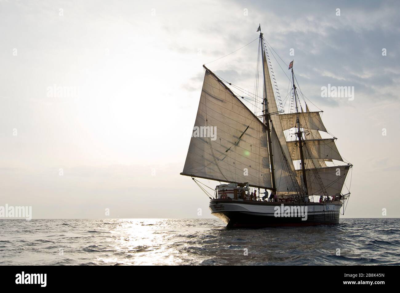 Altes Holzschiff, das in der Abendsonne zwischen äolischen Inseln in italien segelt Stockfoto