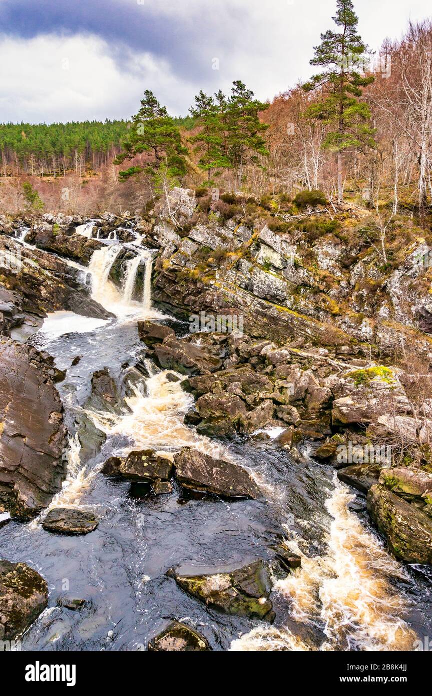 Fällt der Rogie auf schwarzen Wasser Fluss gelegen zwischen Garve und Contin aus der A835 westlich von Inverness im Norden Schottlands Stockfoto