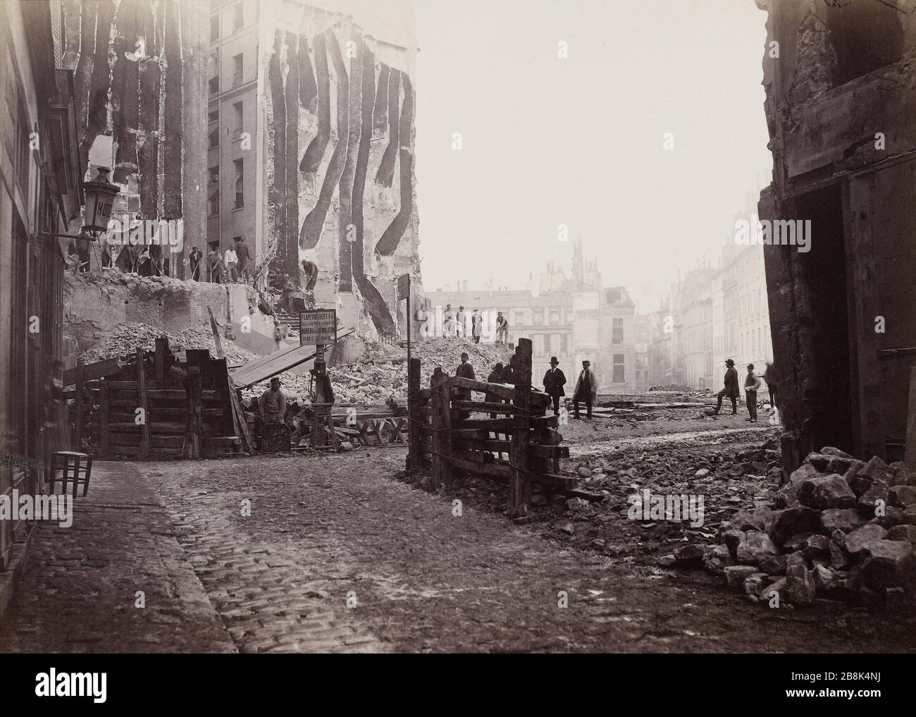 BOHRALLEE DER OPER: Bau der Rue d'Argenteuil, in der Nähe der Rue du Faubourg Saint-Honoré 'Piercing der Opera Avenue. Lage der Rue d'Argenteuil in der Nähe der Rue du Faubourg Saint-Honoré, 1. Bezirk, Paris Percement de l'Avenue de l'Opéra: Chantier de la rue d'Argenteuil près de la rue du faubourg Saint-Honoré. Paris (Ier arr.), 1872-1879. Photographie de Charles Marville (13-1879). Paris, musée Carnavalet. Stockfoto