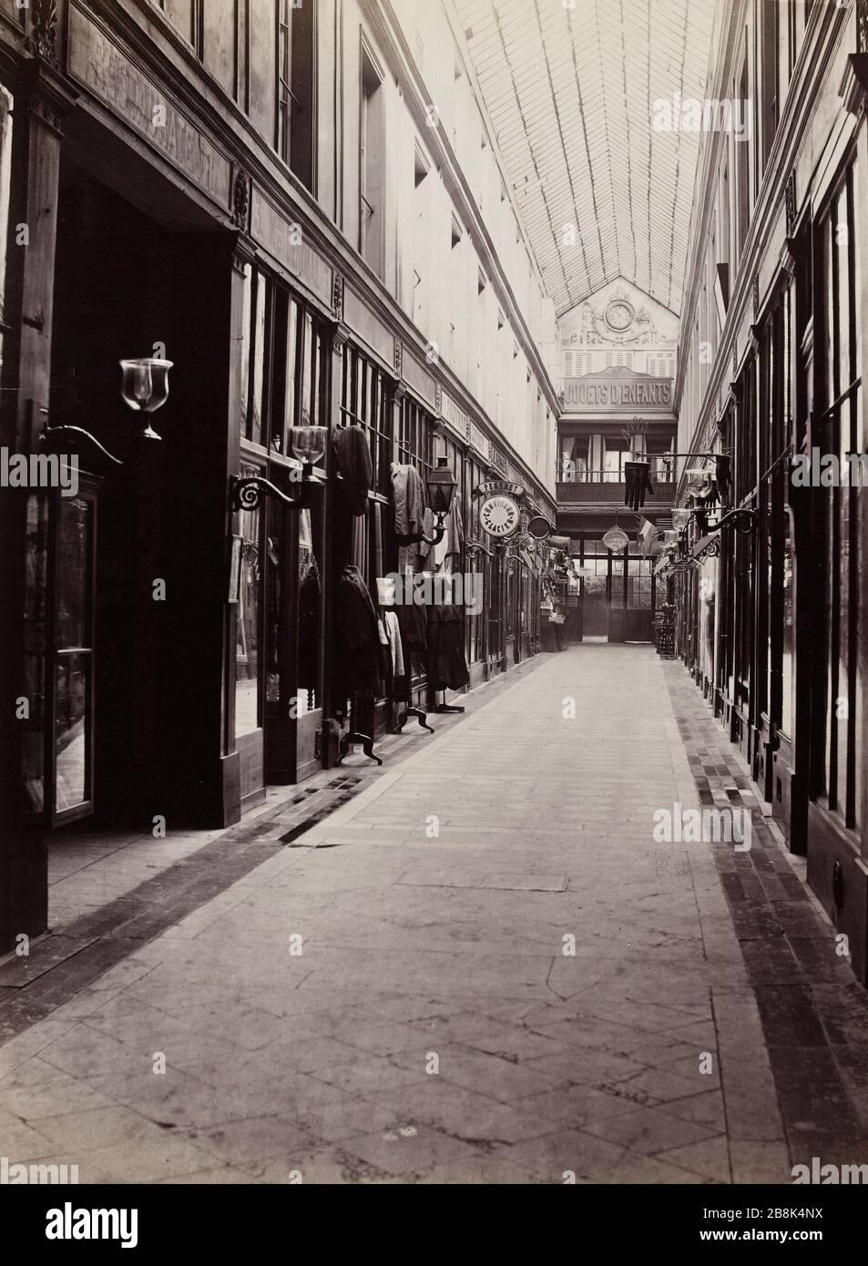 Passage of the Opera (Galerie-Uhr). Passage of the Opera, Clock Gallery, 9th arronicle, Paris Passage de l'Opéra, Galerie de l'Horloge, Paris (IXème arr), 1865-1865-1865. Photographie de Charles Marville (13-1879). Paris, musée Carnavalet. Stockfoto