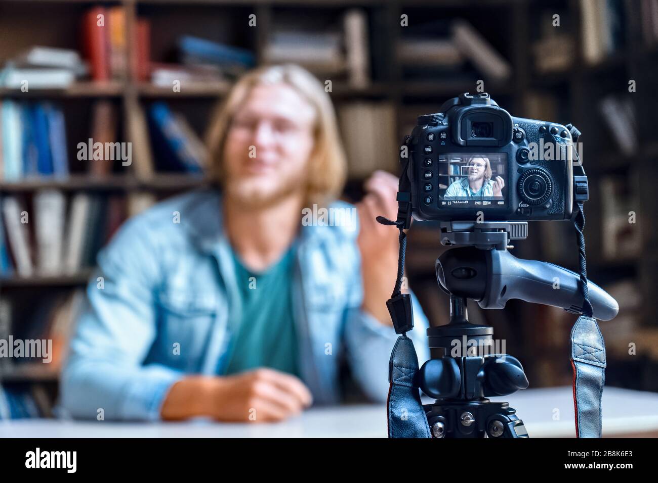 Professionelle digitale dslr-Kamera auf Stativfilm Video von man Blogger. Stockfoto