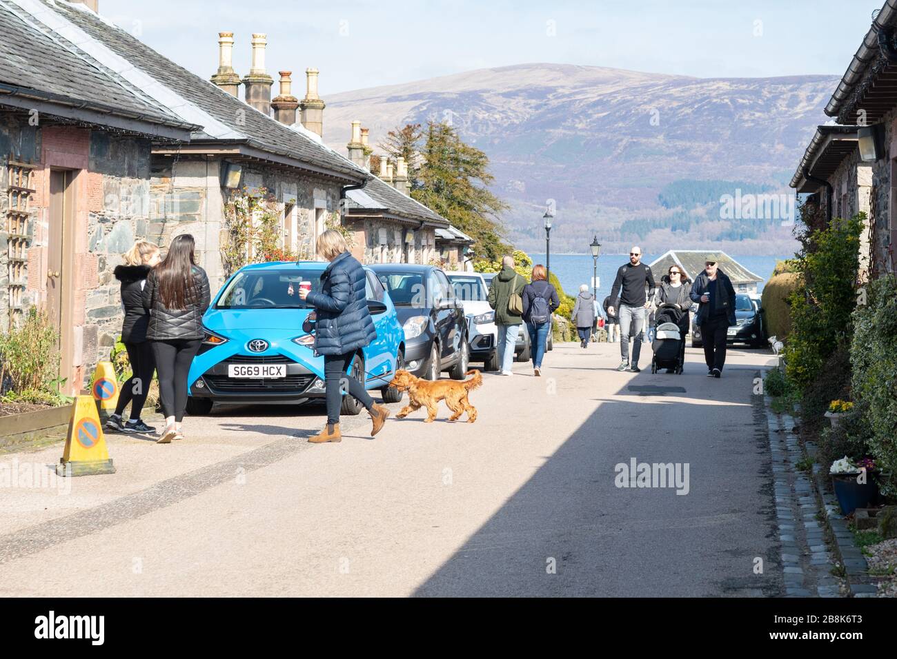 Luss, Loch Lomond und Trossachs National Park, Schottland, Großbritannien. März 2020. Besucher von Luss stehen auf einer Seite, um andere vorbeifahren zu lassen, während sie versuchen, Abstand zu halten. Loch Lomond und der Trossachs National Park haben die Leute gebeten, während des Coronavirus-Ausbruchs nicht in den Nationalpark zu reisen, nachdem gestern eine große Anzahl von Credits besucht wurde: Kay Roxby/Alamy Live News Stockfoto