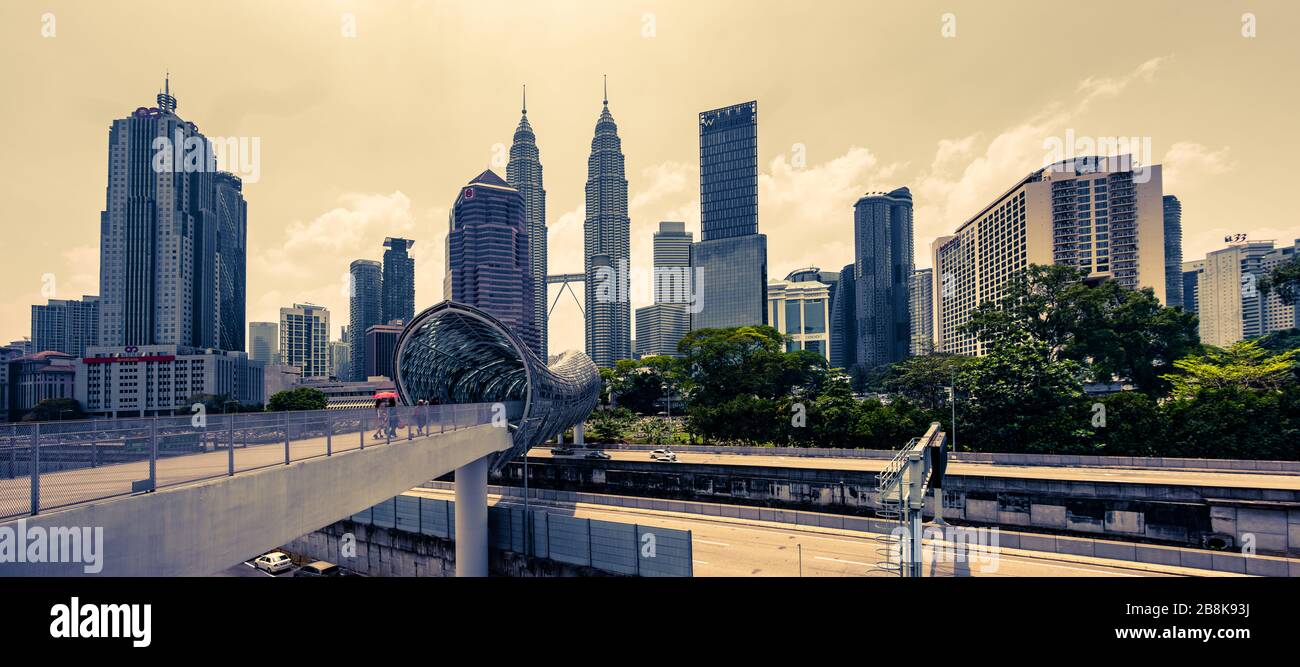 Kuala Lumpur, Malaysia: Saloma Link Fußgängerbrücke, die Kampung Baru mit KLCC verbindet Stockfoto