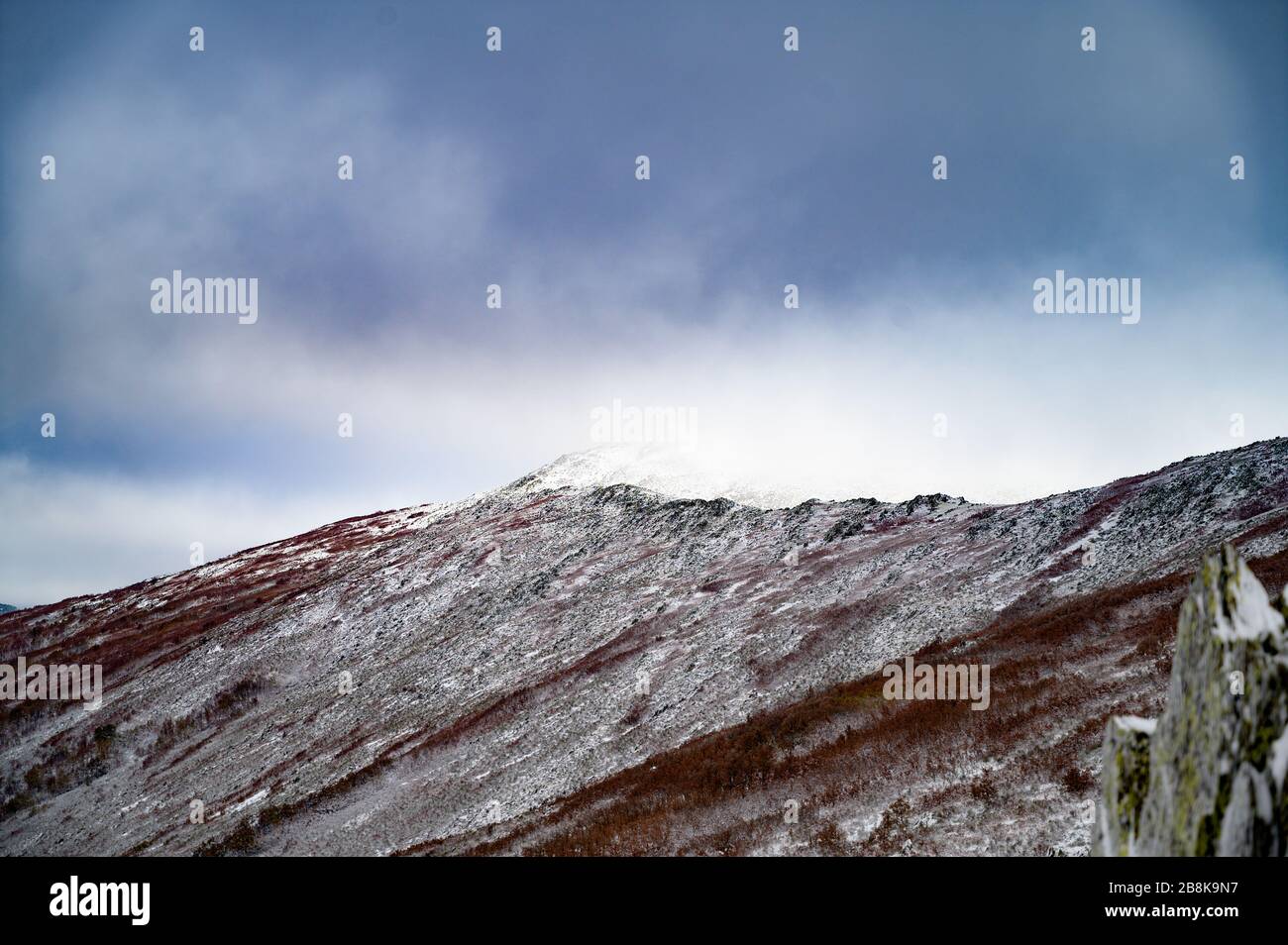 Verschneite Berge an einem Tag mit viel Wolke Stockfoto