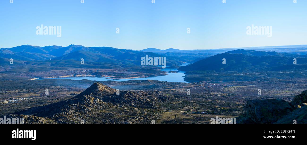 Berglandschaft mit Flüssen und sonnigem Himmelshintergrund Stockfoto