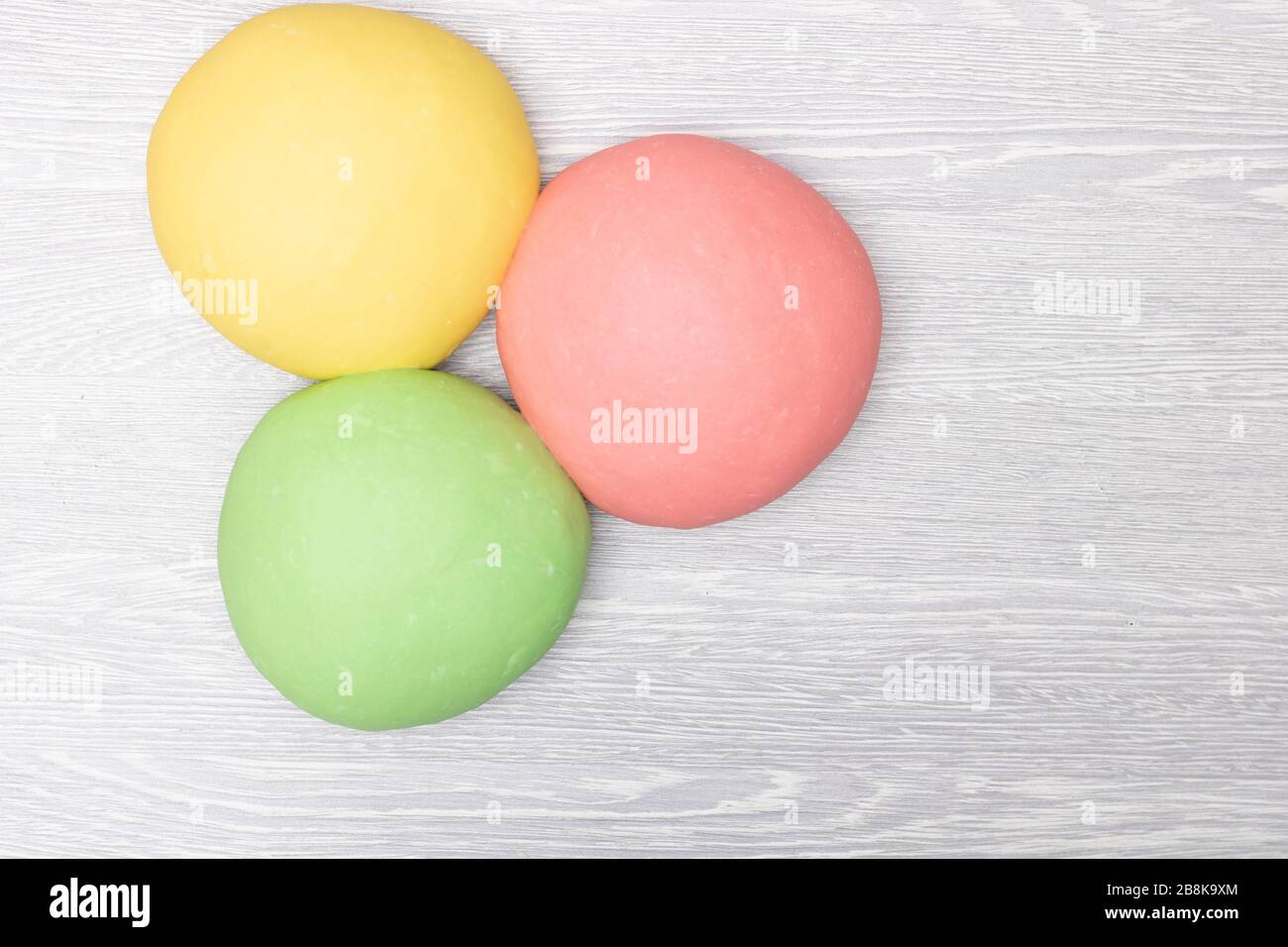 Bunte Teigkugeln, flacher Lay und Platz für Text Stockfoto
