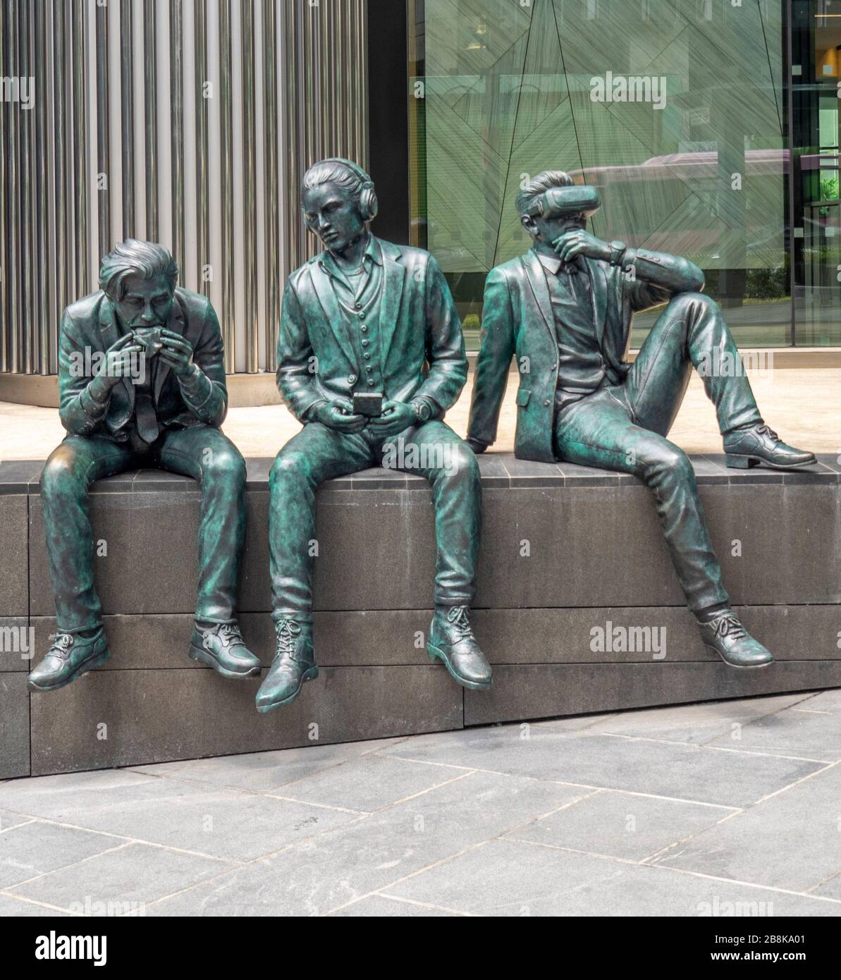 Bronzeskulpturen Miza, Kika und IWA von Nizam Abdullah Künstler Bildhauer Moderne Interpretation des Sprichwortes Siehe kein Böse Hören kein Böse Sprechen kein Böse. Stockfoto