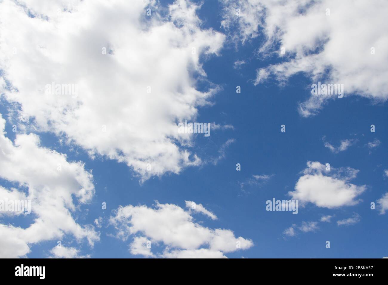Blauer Himmel mit Wolken Stockfoto