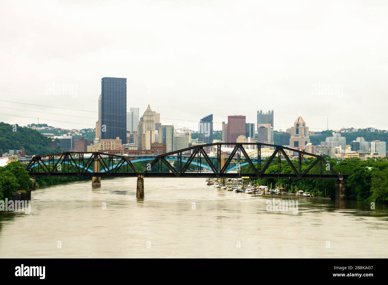 Skyline von Pittsburgh mit Allegheny River Stockfoto