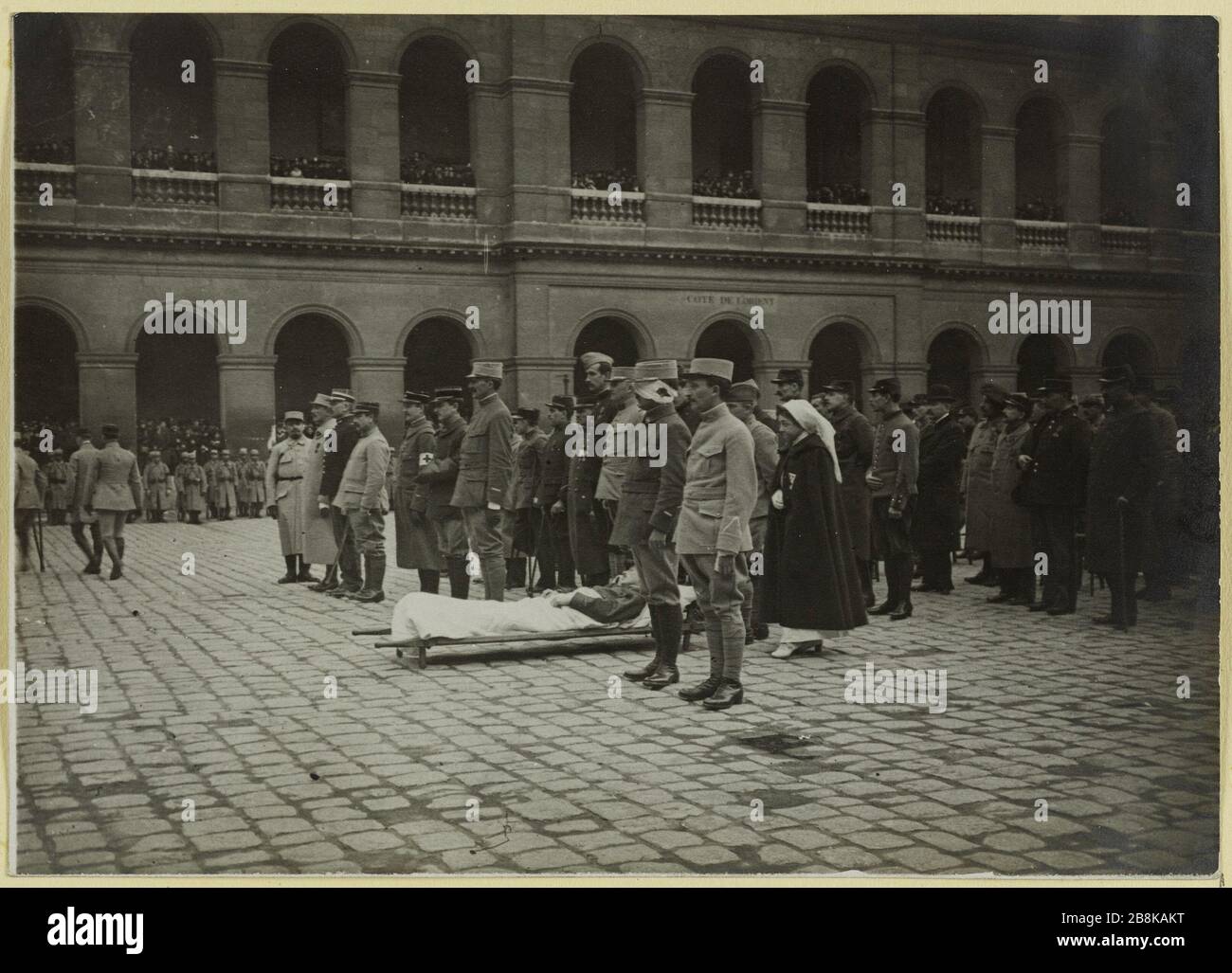 Disable-Discount-Dekorationen. Eine verletzte Lüge, Dekorationen für behinderte und verwundete Soldaten im Innenhof des Invalidenhofes, 7. Pariser Bezirk, während des zweiten Weltkriegs Guerre 1914-1918. Première de décorations aux soldats valides et blessés dans la cour des Invalides durant la Guerre Mondiale. Paris (VIIème arr.), 1914-1918. Tirage au gélatino-bromure d'argent. Paris, musée Carnavalet. Stockfoto