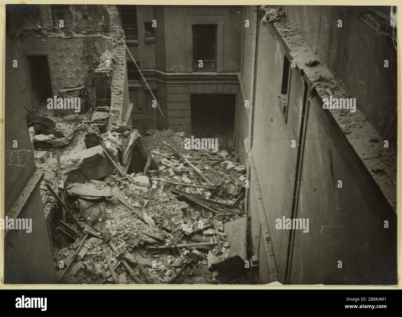 Schäden durch die Bomben eines Zepelins. Die 86 Straße Ménilmontant. Schäden, die durch die Bomben eines Zepins in der Straße Nr. 86 von Ménilmontant, 20. Bezirk, Paris, in der Nacht vom 29. Januar 1916 Anonyme entstanden sind. Dégats faits par les bombes d'un zéppelin. Le 86 de la rue de Ménilmontant. Dégâts faits par les bombes d'un zéppelin au Nr. 86 de la rue de Ménilmontant, 20 ème arronoire, Paris, dans la nuit du 29 janvier. Tirage au gélatino-bromure d'argent. 29. Janvier 1916-29. Janvier. Paris, musée Carnavalet. Stockfoto