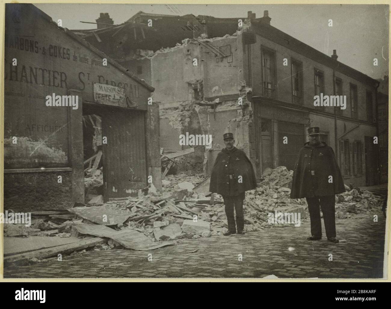 Schäden durch die Bomben eines Zepelins. Haxo Straße. Schäden, die durch die Bomben einer Straße Haxo Zepelin, 20. Bezirk, Paris, in der Nacht vom 29. Januar 1916 Anonyme entstanden sind. Dégâts fait par les bombes d'un zéppelin. rue Haxo. Dégâts faits par les bombes d'un zéppelin rue Haxo, 20 ème arronoire, Paris, dans la nuit du 29 janvier 1916. Tirage au gélatino-bromure d'argent. 29. Janvier 1916-29. Janvier. Paris, musée Carnavalet. Stockfoto