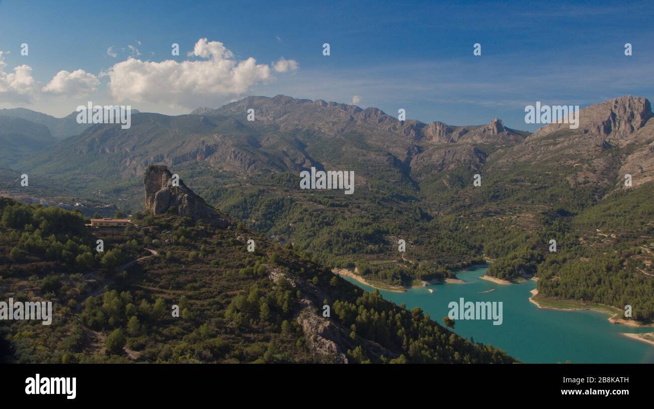 Berg mit einem See im Hintergrund Stockfoto