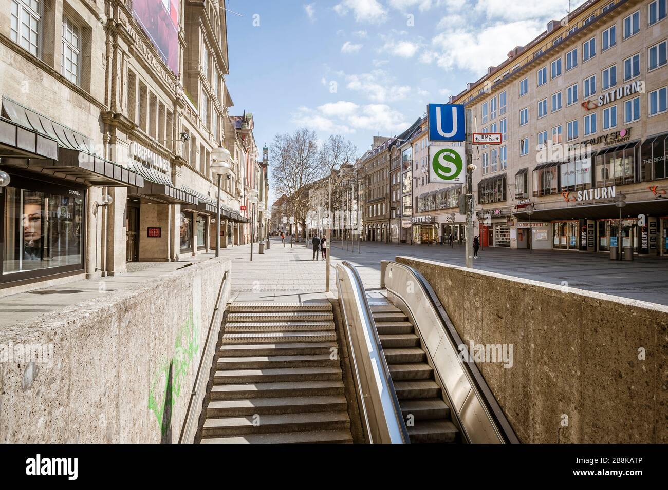 Bayern-München-Deutschland, 22. März 2020: Nur wenige Menschen gehen an der Kaufingerstraße in München, die in der Regel überfüllt ist, aber aufgrund des neuen c leer bleibt Stockfoto