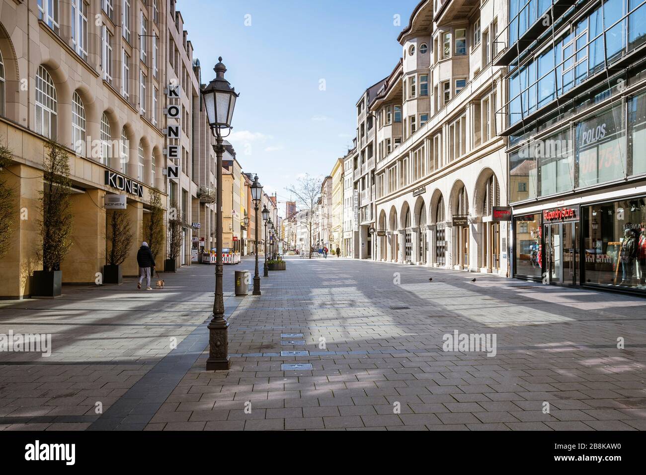 Bayern-München-Deutschland, 22. März 2020: Nur wenige Menschen laufen bei Sendlinger Strassein München, das normalerweise überfüllt ist, aber wegen der neuen leer bleibt Stockfoto