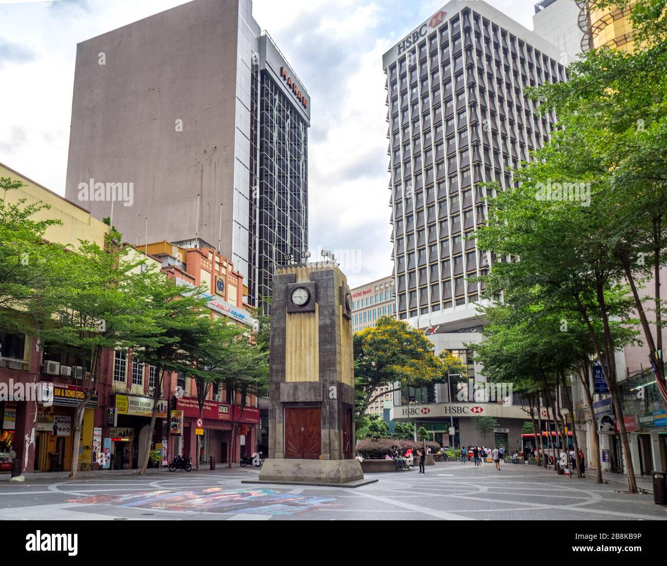 Art-Deco-Uhrturm Arthur Oakley Coltman Architekt in Medan Pasar Old Market Square Wisma Maran und HSBC Gebäude Chinatown Kuala Lumpur Malaysia. Stockfoto