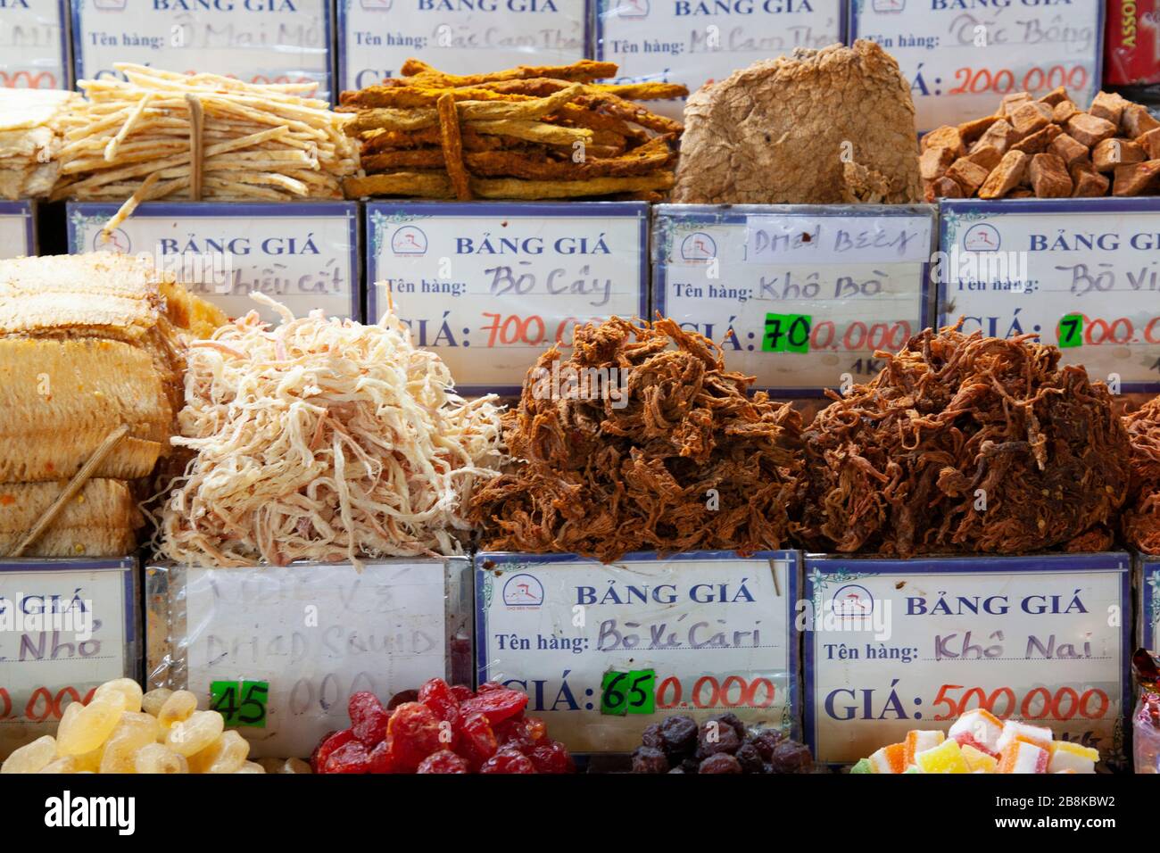 Nahaufnahme des Marktstandes in Ho Chi Minh City, Vietnam, der Trockenfutter in etikettierten Behältern verkauft Stockfoto