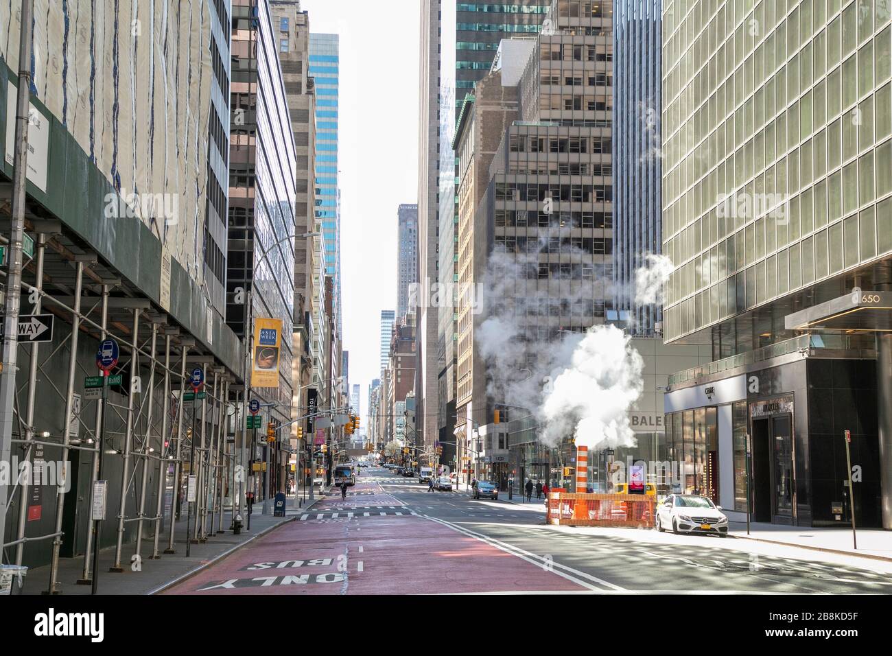 Madison Avenue in Manhattan ohne Verkehr während der Corona-Virus-Pandemie. Stockfoto