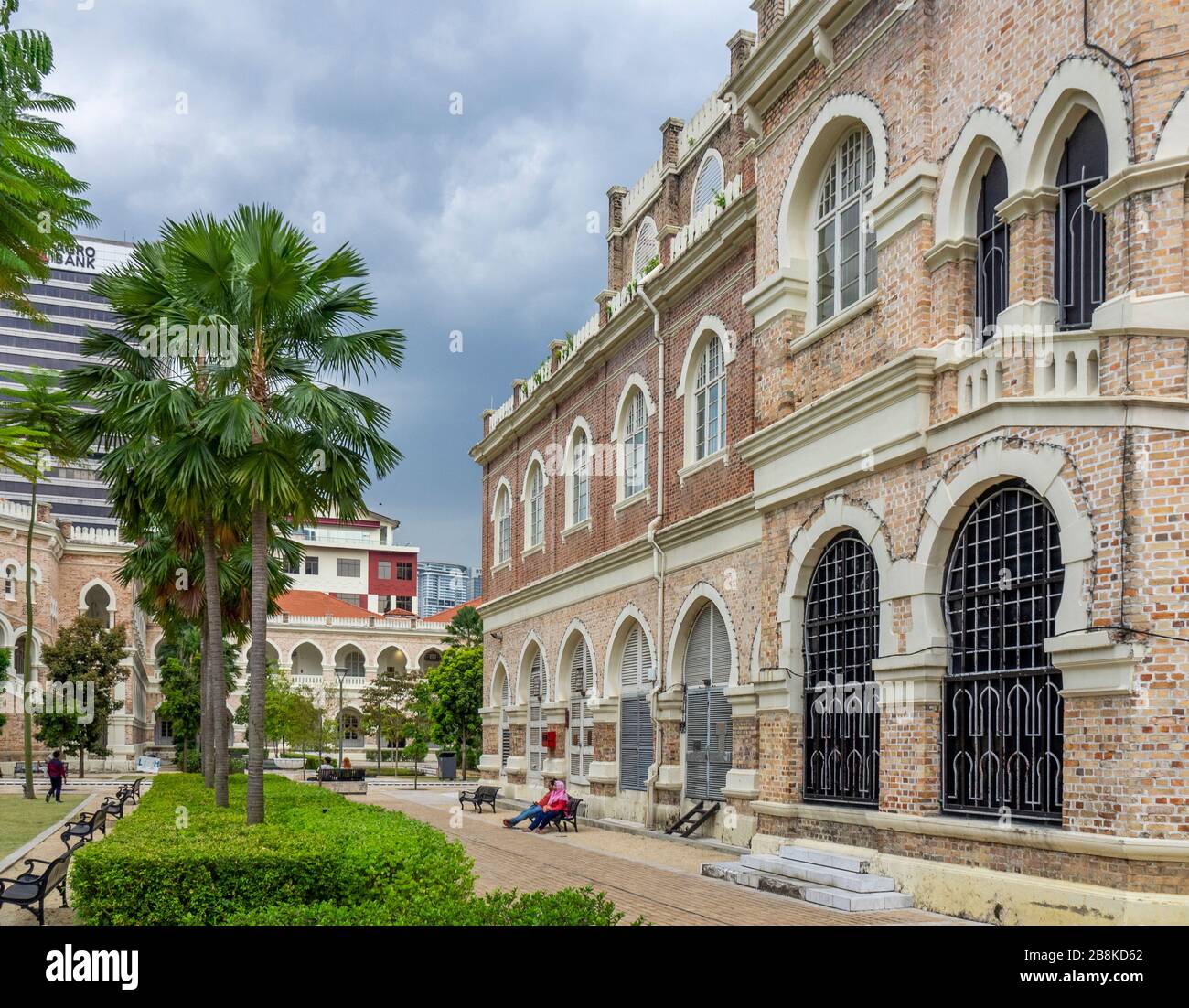 Reihe von Palmen entlang des River of Life Walkway im Sultan Abdul Samad Building Kuala Lumpur Malaysia. Stockfoto