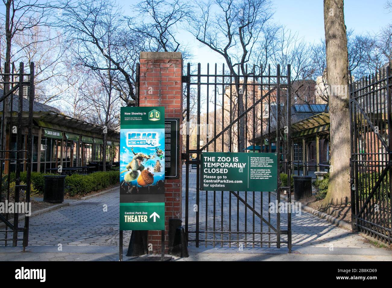 Geschlossene Schilder im Central Park Zoo während der COVID-19-Pandemie. Stockfoto