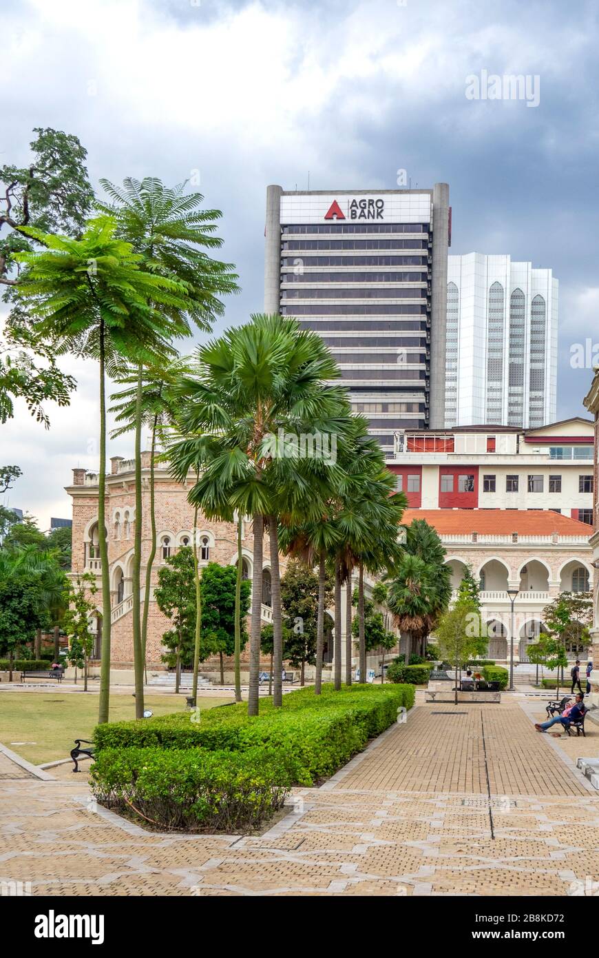 Reihe von Palmen entlang des River of Life Walkway im Sultan Abdul Samad Building und Agro Band Tower Building Kuala Lumpur Malaysia. Stockfoto