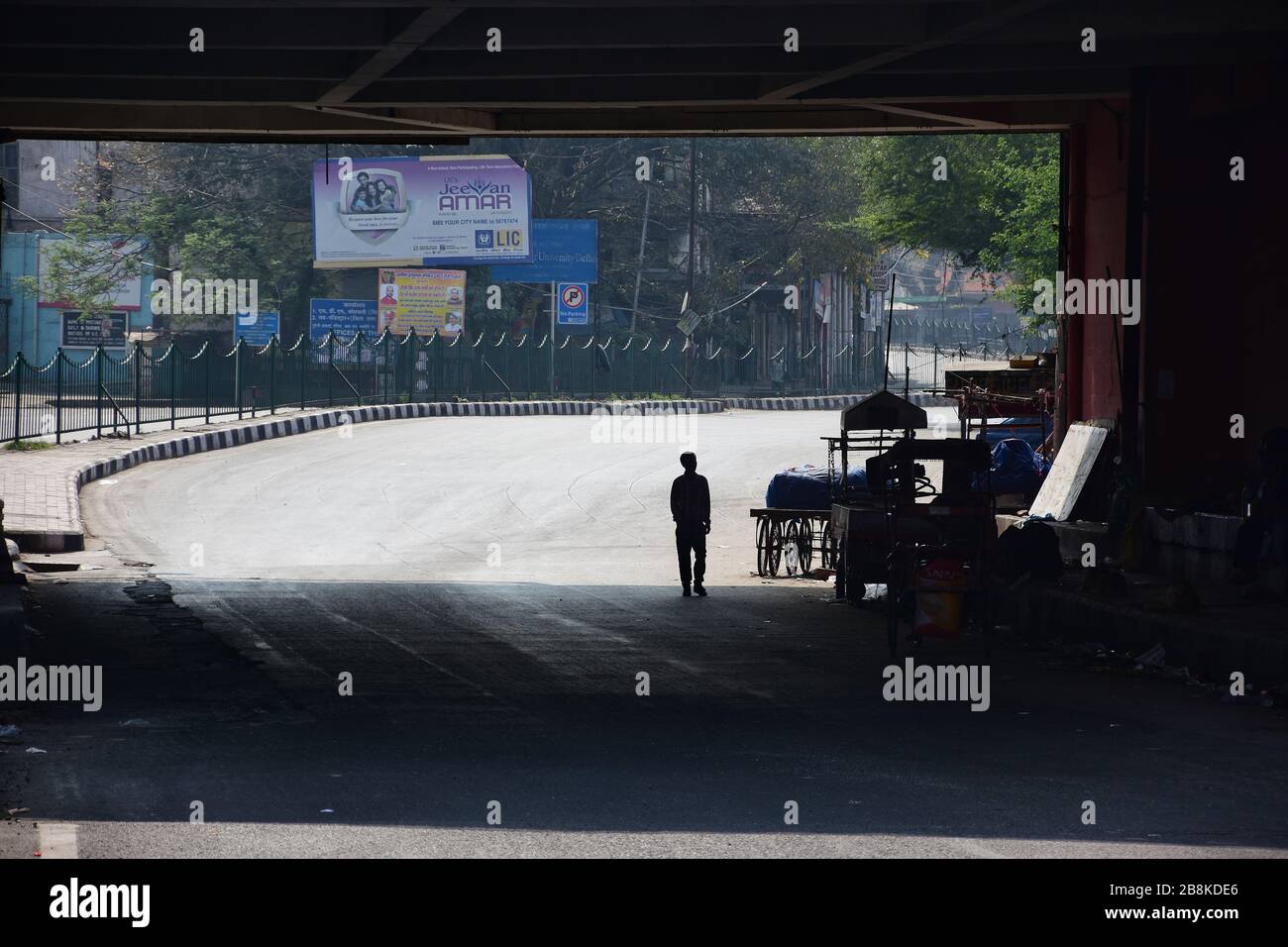 Eine menschenleere Straße am ersten Tag der Janata Ausgangssperre.die indische Regierung verhängte eine landesweite Janata (zivile) Ausgangssperre als präventive Maßnahme gegen das COVID-19-Virus, das als Pandemie gilt. Stockfoto