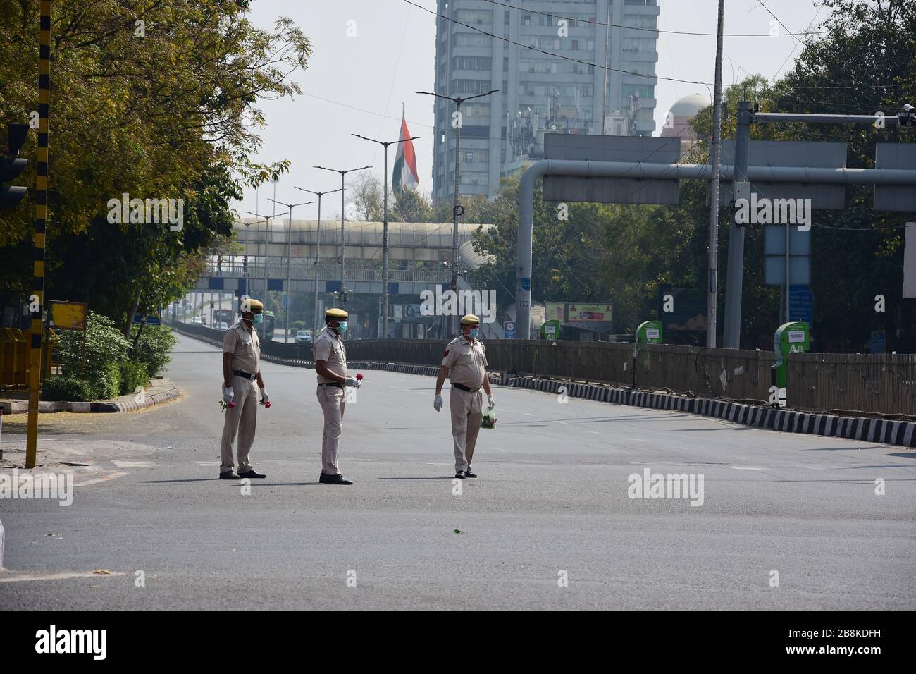 Polizisten halten Rosen, um sie an Menschen zu verteilen, um sie zu inspirieren, während des ersten Tages der Janata Ausgangssperre zu Hause zu bleiben.die indische Regierung verhängte eine landesweite Janata (zivile) Ausgangssperre als präventive Maßnahme gegen das als Pandemie geltende COVID-19-Virus. Stockfoto