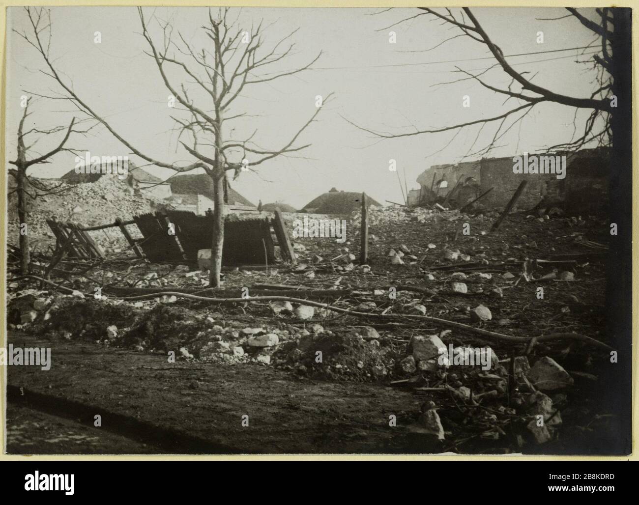 Explosionshöhe der Doppelkrone St Denis: Loch im Fort durch die Explosion. Schäden, die durch die Explosion in Höhe der Doppelkrone entstanden sind, die in eine Munitionsdeponie umgewandelt wurde, Saint Denis (93), 4. März 1916 Anonyme. Explosion au fort de la Double-Couronne St Denis: Trou fait dans le fort par l'Explosion. Dégâts causés par l'Explosion au fort de la Double-couronne transformé en dépôt de Munitions, Saint Denis (93), le 04 mars 1916. Tirage au gélatino-bromure d'argent. 04 mars 1916-04 mars 1910. Paris, musée Carnavalet. Stockfoto