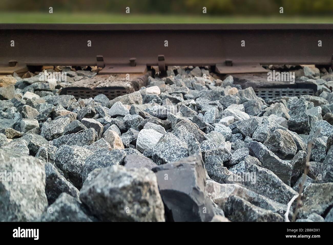 Niedrige Winkel Seitenansicht des Eisenbahnbettes mit Zuggleisen Stockfoto