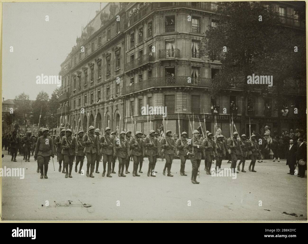 Beerdigung von G [ENER] al Galliéni: Die Truppen statt des Rathauses. Die Parade der Truppen statt des Rathauses beim Staatsbegräbnis von General Joseph Gallieni, 4. Bezirk, Paris, 1. Juni 1916 Anonyme. Funérailles du Général Galliéni: Les troupes Place de l'Hôtel de Ville. Le défilé des troupes Place de l'Hôtel de Ville lors des funérailles national du Général Joseph Galliéni, 4ème-Gebiet, Paris, le 1er juin. Tirage au gélatino-bromure d'argent. 01 Juin 1916-01 Juin. Paris, musée Carnavalet. Stockfoto
