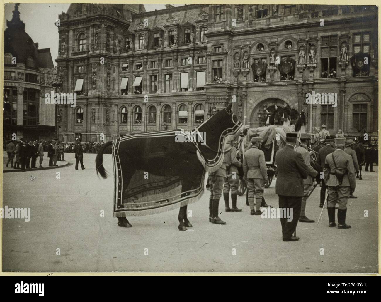 Beerdigung von G [ENER] al Galliéni: Der Hörner und das Arbeitstier des Verstorbenen. Der Trauerwagen von General Joseph Gallieni und ihrem Haustier vor dem Rathaus, 4. Bezirk, Paris, 1. Juni 1916 Anonyme. Funérailles du Général Galliéni : le char funèbre et le cheval de bataille du défunt. Le char funèbre du Général Joseph Galliéni et son cheval de bataille devant l'Hôtel de Ville, 4ème arronicale, Paris, le 1er juin. Tirage au gélatino-bromure d'argent. 01 Juin 1916-01 Juin. Paris, musée Carnavalet. Stockfoto