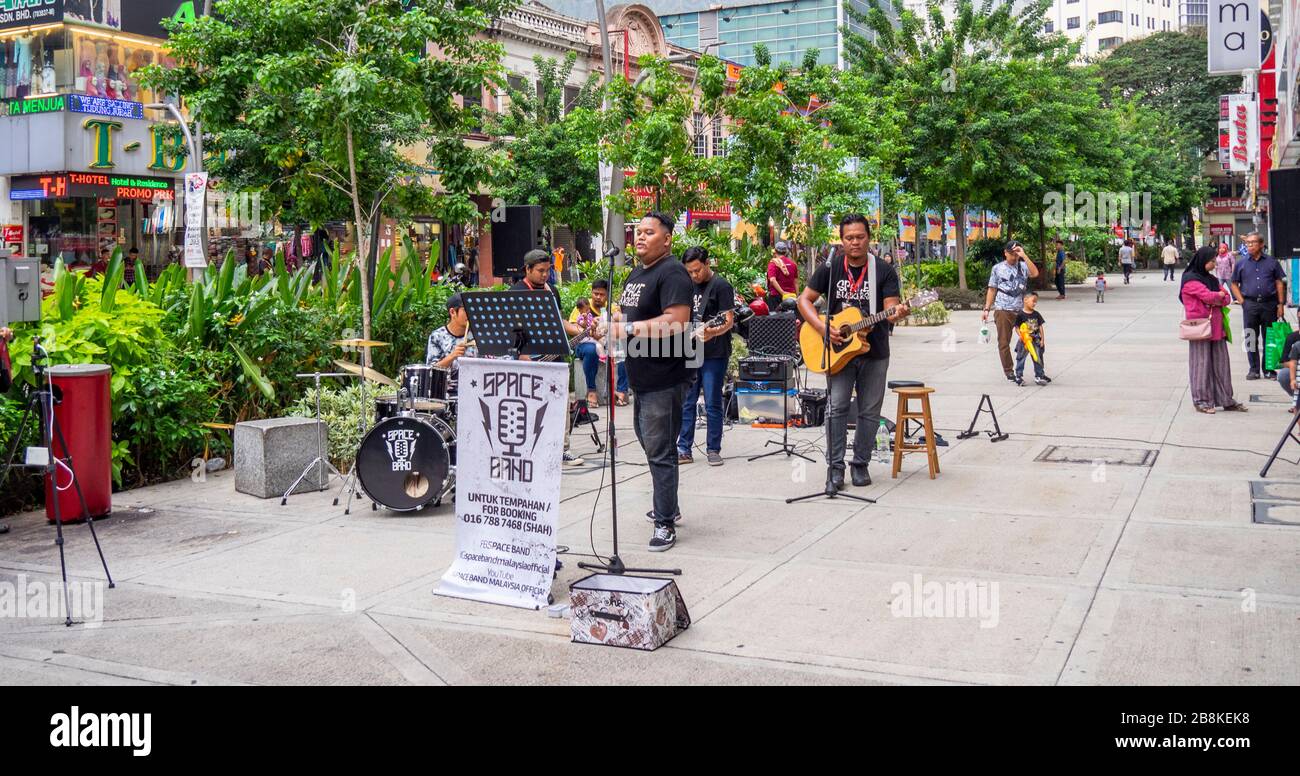 Gruppe von Musikern Space Band auf dem Bürgersteig der Jalan Tuanku Abdul Rahman Straße Kuala Lumpur Malaysia Stockfoto