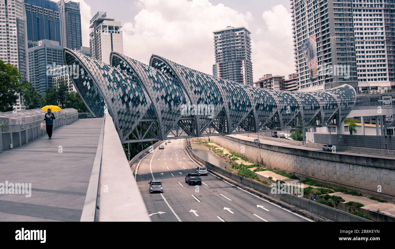 Kuala Lumpur, Malaysia: Saloma Link Fußgängerbrücke, die Kampung Baru mit KLCC verbindet Stockfoto