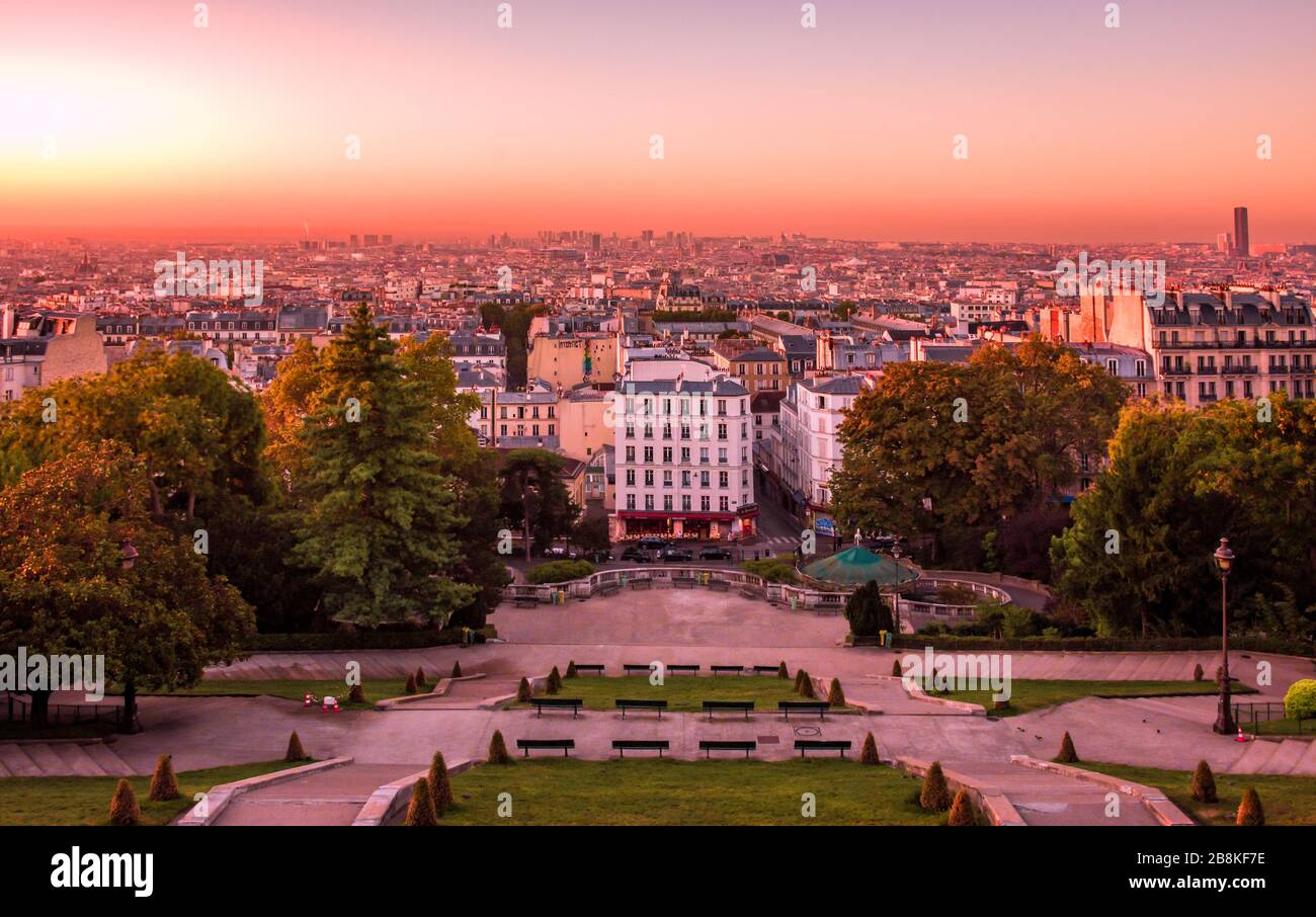 Blick vom Montmartre Hill bei einem farbenfrohen und lebendigen Sonnenaufgang über Paris, Frankreich Stockfoto Blick vom Montmartre Hill bei einem farbenfrohen und lebendigen Sonnenaufgang über Paris, Frankreich Stockfoto