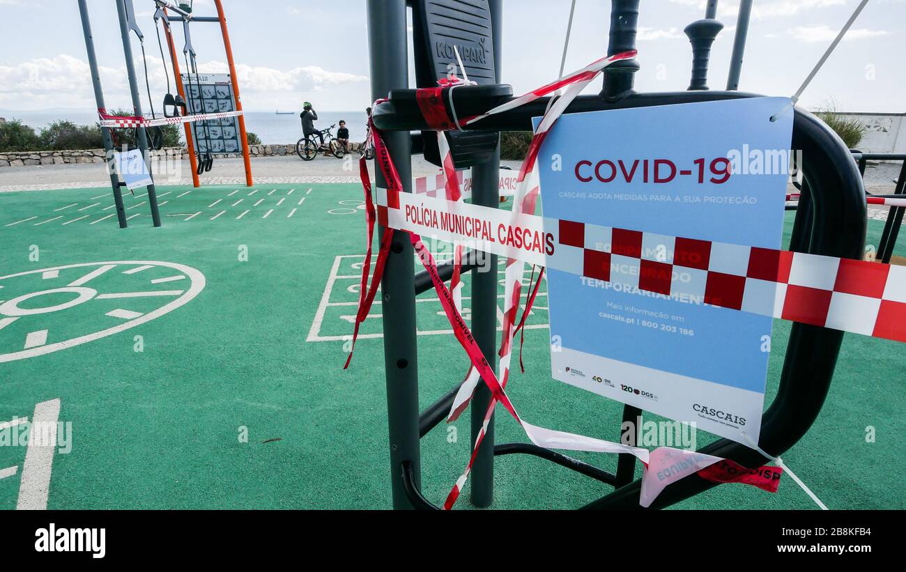 Outdoor-Trainingsgeräte, die aufgrund der Coronavirus Covid-19 Epidemie von Behörden abgedichtet wurden Stockfoto