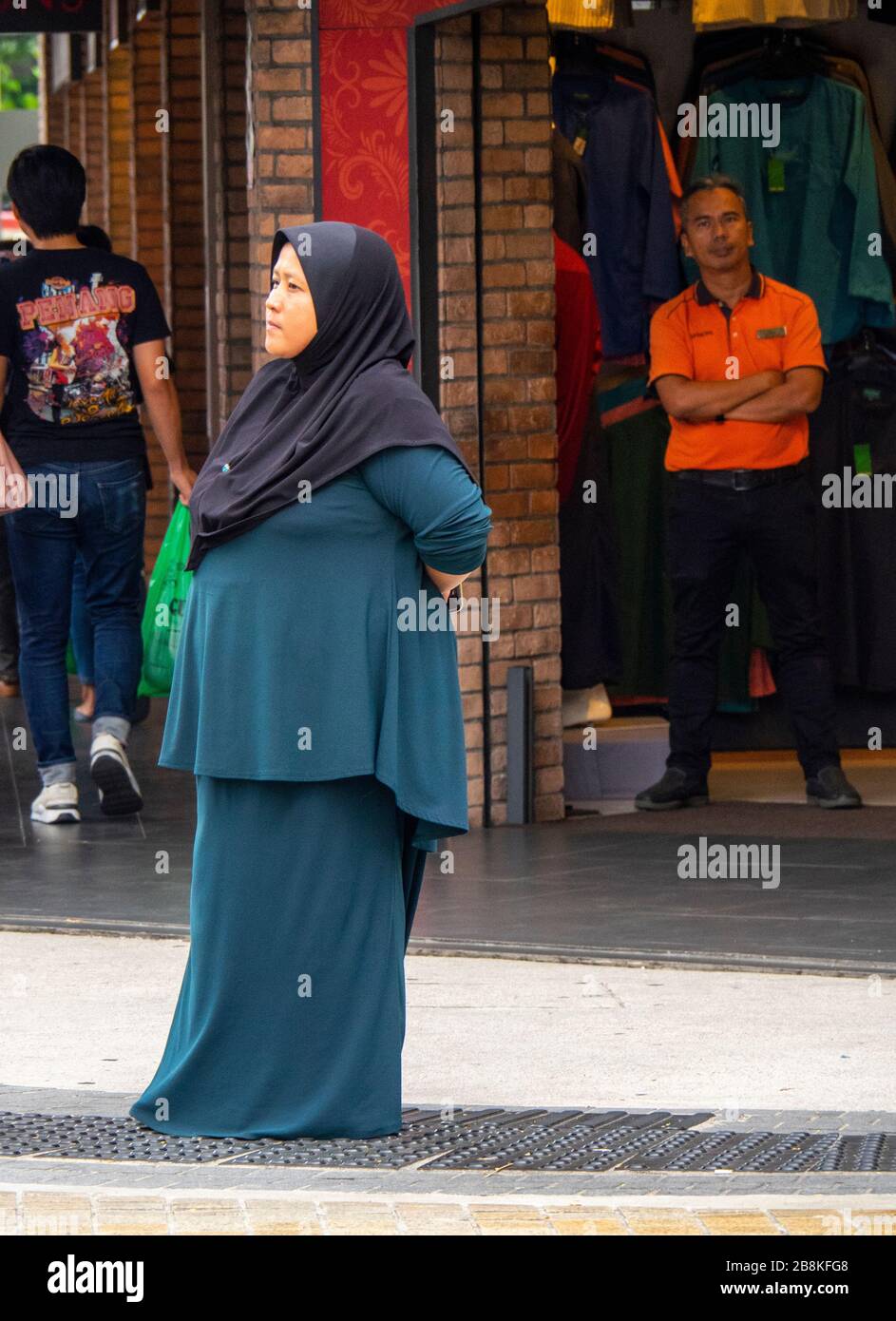 Frau auf der Straße stehend mit islamischen Kopfbedeckungen Hijab oder Tudung Kuala Lumpur Malaysia. Stockfoto