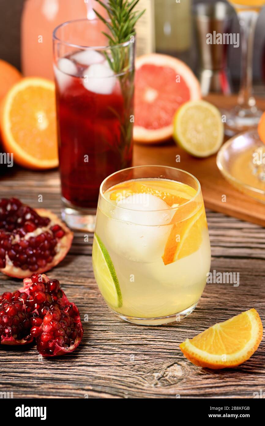 Getränke und Cocktails aus Gin mit verschiedenen Zitrusfrüchten Stockfoto